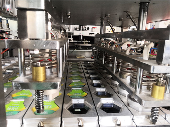 鋁箔盒灌裝封口機(jī)設(shè)備展示