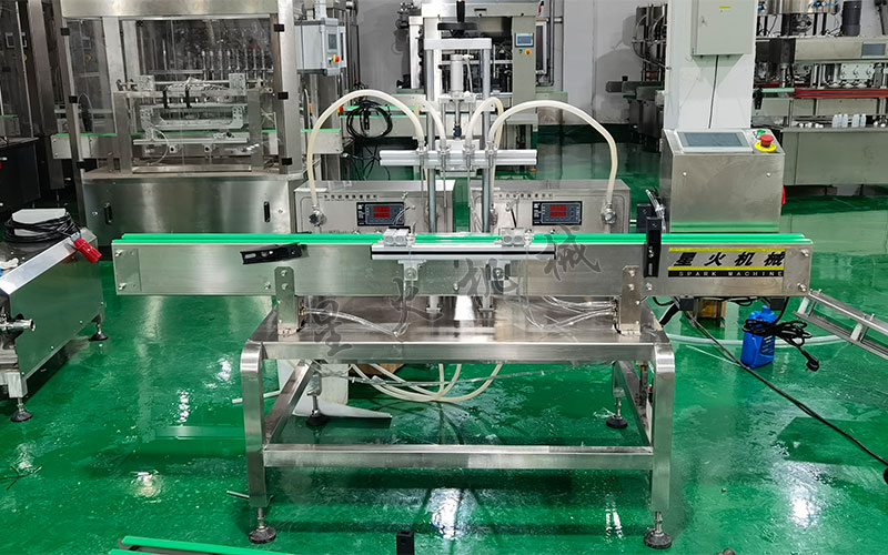 小型四頭液體灌裝機(jī)設(shè)備實(shí)拍