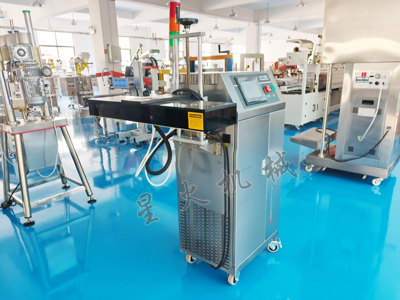 水冷式自動電磁感應(yīng)封口機(jī)實(shí)拍