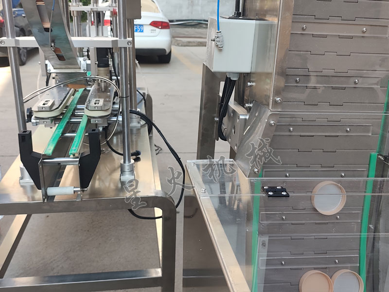 江蘇星火自動壓蓋封口機(jī)實(shí)拍