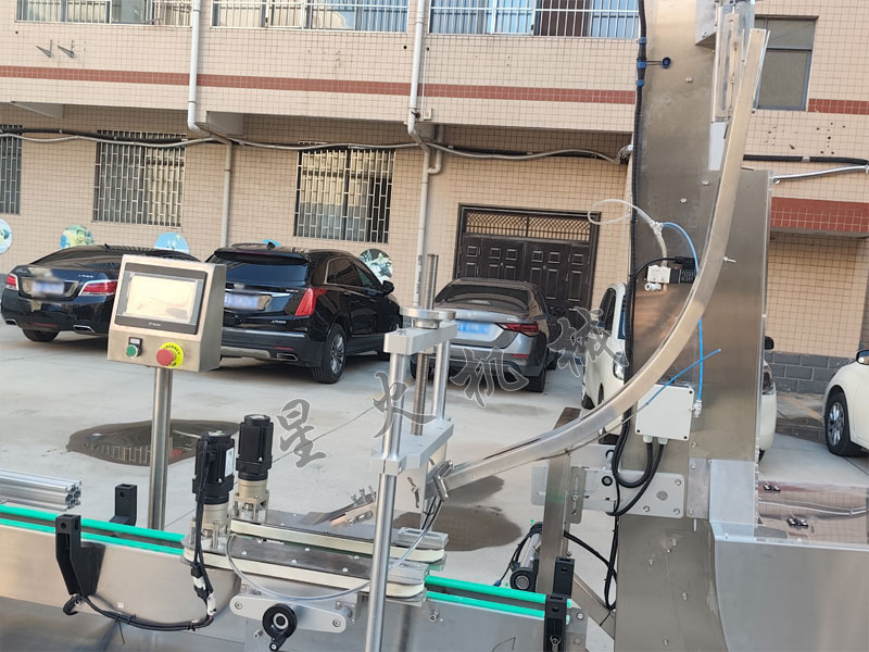 江蘇星火自動壓蓋封口機(jī)實(shí)拍