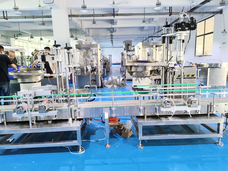 20KG化工溶液稱重灌裝生產(chǎn)線-壓塞旋蓋細(xì)節(jié)實拍