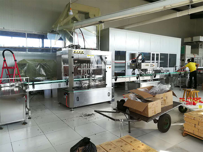 全自動(dòng)果醬灌裝機(jī)械設(shè)備客戶車間實(shí)拍